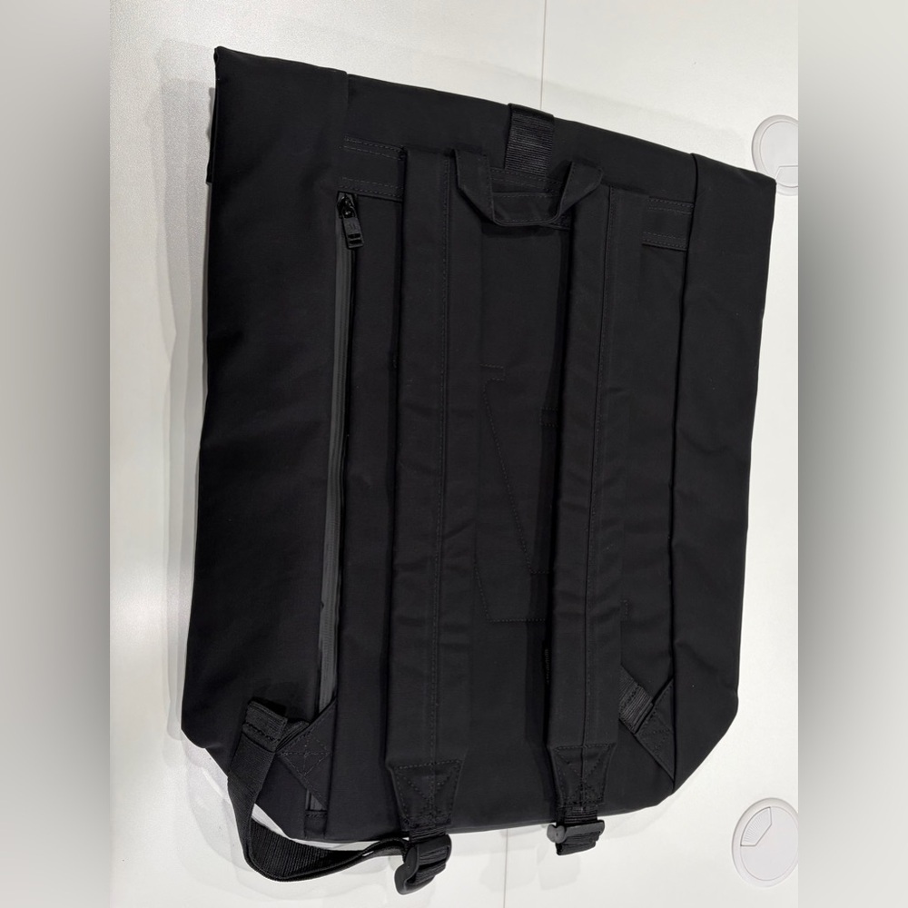 Vuori Backpack Black NWT Open Compartment Roll Top Closure Lpatop Sleeve - Picture 3 of 7